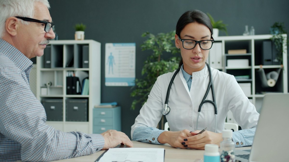Consulta médica: a IA pode ajudar a preparar perguntas, mas não substitui o médico. Foto: Vitaly Gariev/Unsplash