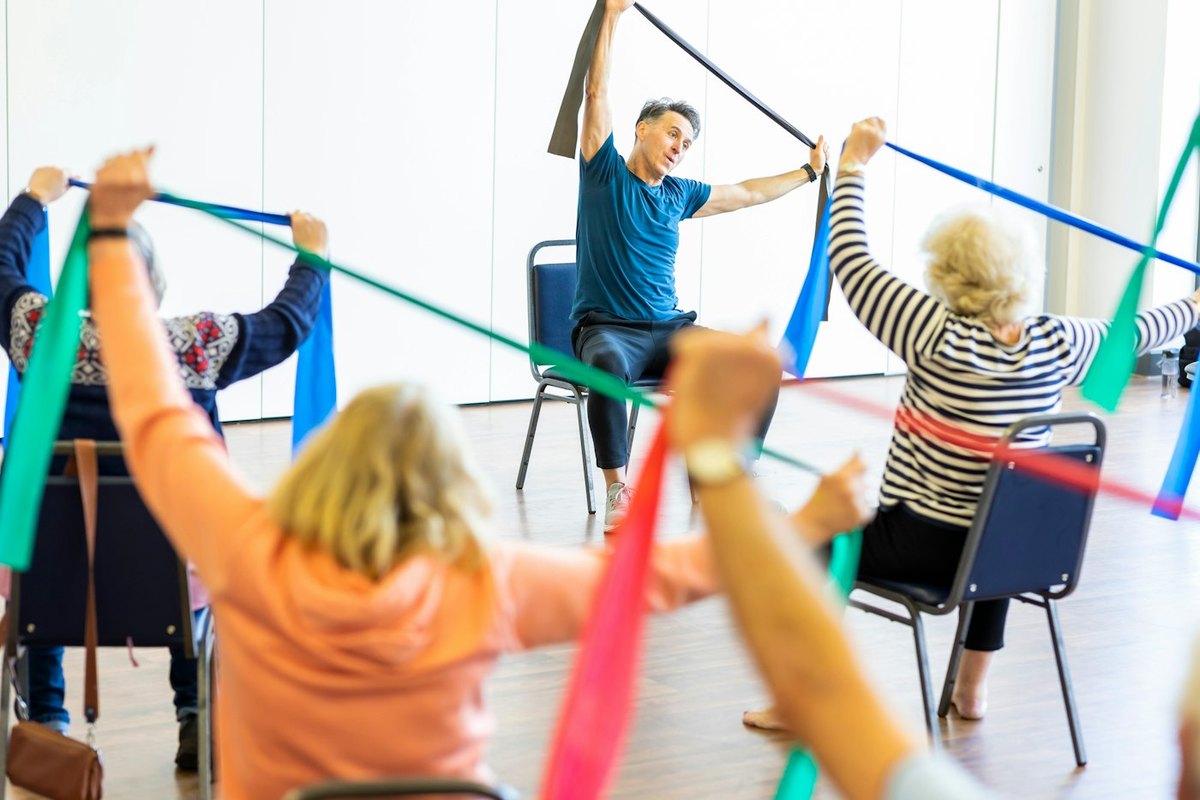 Aula de exercícios com faixas elásticas para pessoas mais velhas. Foto: Centre for Ageing Better/Unsplash
