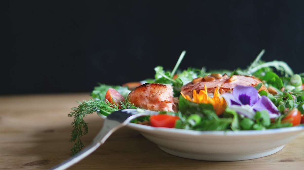 Prato com salada e peixe. Foto: Ive Erhard/Unsplash
