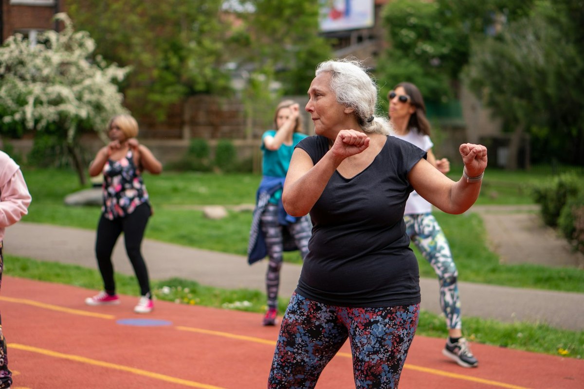 Grupo de pessoas se exercitando em um parque. Foto: Centre for Ageing Better/Unsplash