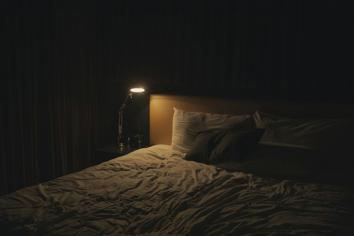 Quarto escuro com luz de apoio. Foto: Jp Valery/Unsplash